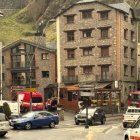 Els bombers treballant aquest matí en l'incendi al restaurant el Racó del Silvino a la Massana