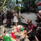 Manifestants australians intenten impedir el retorn de les futbolistes de l'Iran per seguretat