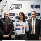 El secretari General de la Creu Roja Andorrana, Joan Saurí, amb la responsable de Social Corporativa i Protocol del Bàsquet Club Morabanc Andorra, Natalia De Felipe, i el secretari d’Estat de Joventut i Esport, Alain Cabanes, a la presentació de la donació de sang.