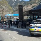 Una patrulla de la policia amb una persona al terra per l'accident.