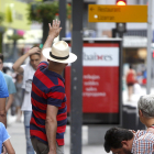 Turistes a l'Avinguda Meritxell, que serà de vianants els dies previs a l'arribada del Tour.