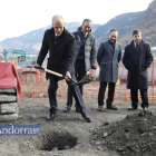 Toni Martí ajuda a posar la primera pedra de la seu de la justícia