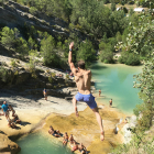 L'Alex Rey va ser el diumenge passat al Coll de Nargó i va captar aquesta instantània saltant des d'una pedra elevada a una de les famoses basses del poble.