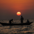 El sol s'amaga al llac Victòria (illa Mfangano, Kenya), quan comença l'activitat dels pescadors de la perca del Nil. L'activitat dura fins ben entrada la matinada i quan el sol torna a sortir venen la pesca a les llotges.