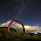 En Domènec Fernàndez Bachs va fer aquesta fotografia nocturna al coll d'Ordino, amb la famosa O com a protagonista i les muntanyes il·luminades i el cel estrellat de fons.