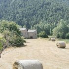 Estampa estiuenca i agrícola captada per Jordi Dolcet al pla d'Engolasters després de la recollida de l'herba dels camps.