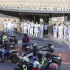 Els sanitaris es van aplegar a la porta de l'hospital