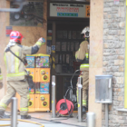 Els bombers entren a la botiga on s'ha produït l'incendi
