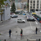 Ciutadans esperant la TMA a l'exterior de la plaça de braus