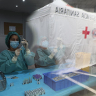 Sanitàries preparant dosis de Pfizer al centre de vacunació de la plaça de braus