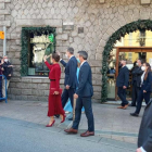 Els reis saluden els ciutadans al comú d'Andorra la Vella