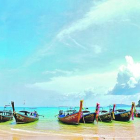 “Gran panoràmica de la preciosa platja de Railay en un dia d'estiu amb un cel clar. La mar està plena de barques amarrades esperant els turistes”, explica el Karim d'aquest viatge.