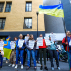 Alguns dels ucraïnesos que es van manifestar ahir davant el consolat honorari de Rússia a Andorra.