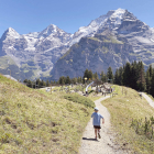 “Gaudint dels Alps Suïssos, amb vistes al massís de la Jungfrau 4.158m. (Eiger, Mönch i Jungfrau)”, destaca Rossend Areny, amb aquesta foto d'un nen baixant fins a un parc.