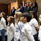 Alumnes del Maria Moliner cantant durant la recepció de la Festa Nacional d'Espanya