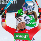 L'esquiadora suïssa celebra el triomf al gegant, ahir.