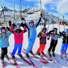Els nens i nenes de l'escola de neu d'Encamp s'han acomiadat de l'hivern en una jornada de rialles i diversió a la neu. Els més petits han pogut adquirir i aplicar les nocions bàsiques de l'esquí alpí mentre gaudeixen de les muntanyes del país.