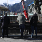 Tres avis passejant per Andorra la Vella.