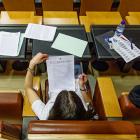 Una alumna repassant els últims serrells de l'exàmen de filosofia