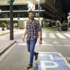Cerni Cairat caminant per l'Avinguda Verge de Canòlich la nit electoral