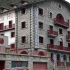 L'antic hotel Rosaleda, seu actual del Ministeri de Cultura, Joventut i Esports, a Encamp