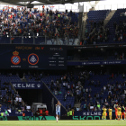 Els jugadors saludant l’afició un cop acabat el partit disputat al camp de l’Espanyol.