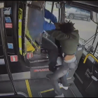 Un home agredeix a un conductor d'autobús i provoca un accident