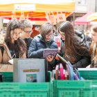 Adolescents a la Fira de Sant Jordi d'Escaldes