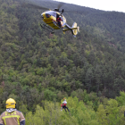 Un bomber executant l'extracció d'una de les víctimes amb gruatge