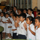 Un grup de nens atesos per l’ONG a classe.