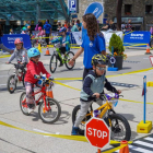 Infants i monitors en un dels circuits.