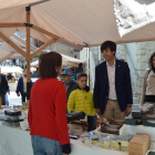 Visitants i el cònsol major a la fira, ahir.