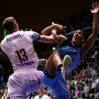 Pustovyi lluita un rebot amb Tyson Pérez.