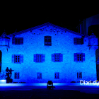 Casa de la Vall tenyida de blau
