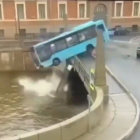 El vehicle precipitant-se a l'aigua