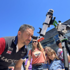 Visitants fent ús del telescopi