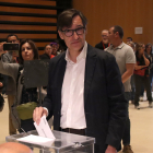 El guanyador de les eleccions, Salvador Illa, dipositant el vot.