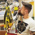 Christian García celebra el títol amb un petó a la copa de campió de la Lliga Multisegur.
