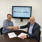 El cluster manager d'Actinn, Ignasi Martín, i el president de Sinergia, Jordi Ortíz, signen l'acord de col·laboració