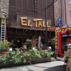 Els bombers treballant per apagar el foc del restaurant del carrer Bonaventura Riberaygua