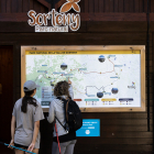 Dues excursionistes consulten el mapa de la vall de Sorteny.
