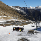 Esquiadors en un telecadira d’Arinsal el gener passat.