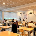 Alumnes passant un examen oficial de català.