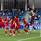 La selecció femenina va caure davant Montenegro a l’Estadi Nacional, ahir.