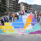 La cònsol menor d'Andorra la Vella, Olalla Losada, l'artista Judit Rodrigo, i totes les associacions participants en la creació del mural de la Setmana de la Diversitat Cultural 2024.