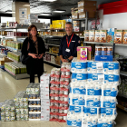 Francesa Ros, directora de Creand Fundació, i Jordi Fernández, director de la Creu Roja, en la darrera entrega de productes a la botiga solidària