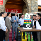 El cap de Govern, Xavier Espot, talla el pastís commemoratiu dels Mundials de BTT.