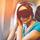 Una dona dormint a l'avió