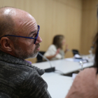 Gabriel Ubach, en una reunió del CES amb Marsol al fons.