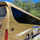 L’autobús bloquejant la carretera.